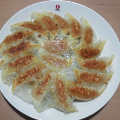 こんばんわ★餃子は主人の大好物です❤
一つ一つ包むのは手間がかかりますが、餃子は美味しいでよね❤最後にお皿に載せる時は慎重にしました♪御馳走様でした❤